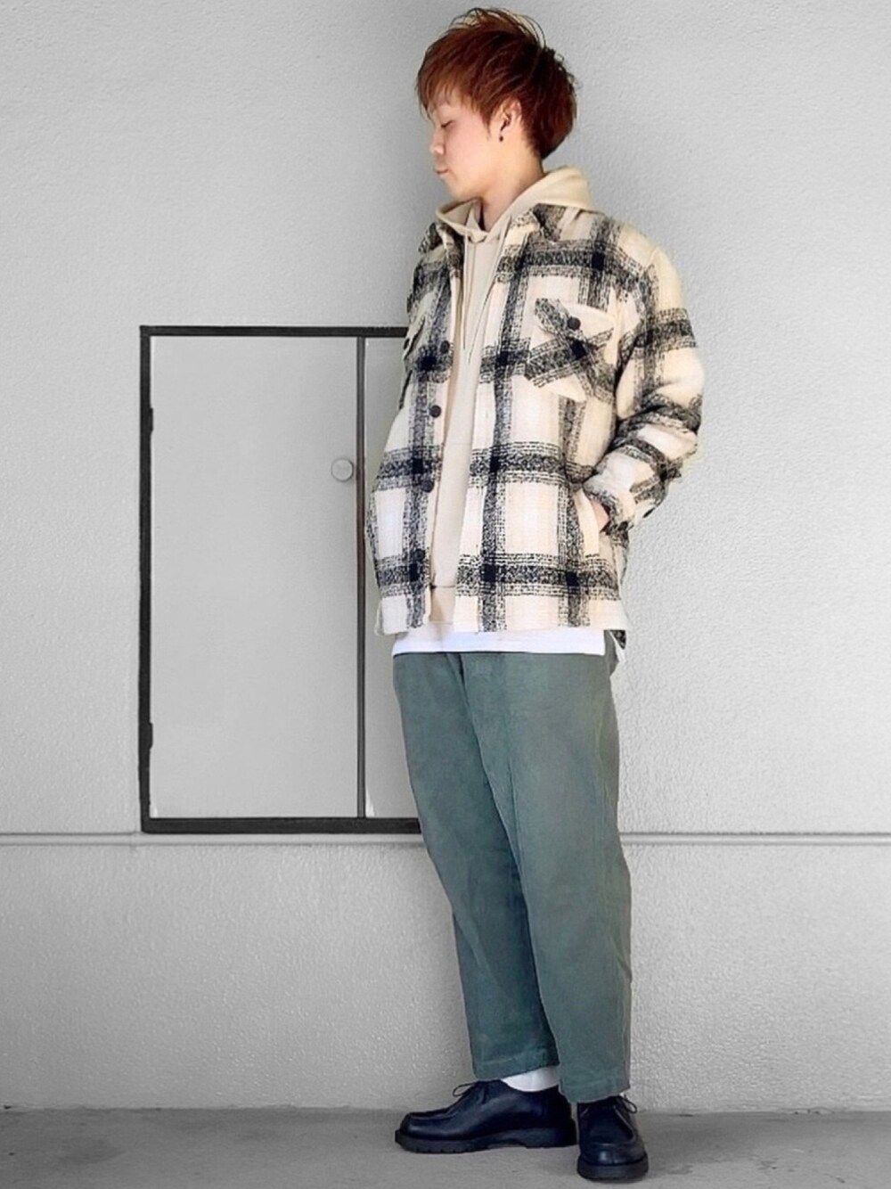 ホワイト系のジャケット/アウター、ベージュ系のパーカー、ホワイト系のTシャツ/カットソーを着用したメンズの冬コーディネートの1枚目の写真