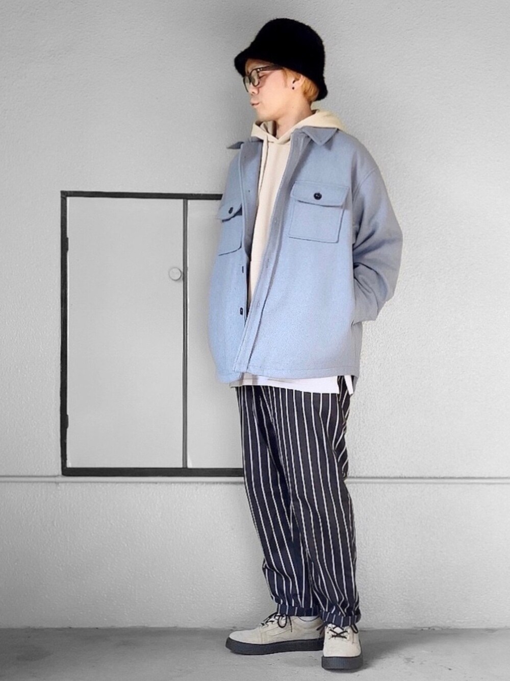 ブルー系のブルゾン、ベージュ系のパーカー、ホワイト系のTシャツ/カットソーを着用したメンズの冬コーディネートの1枚目の写真