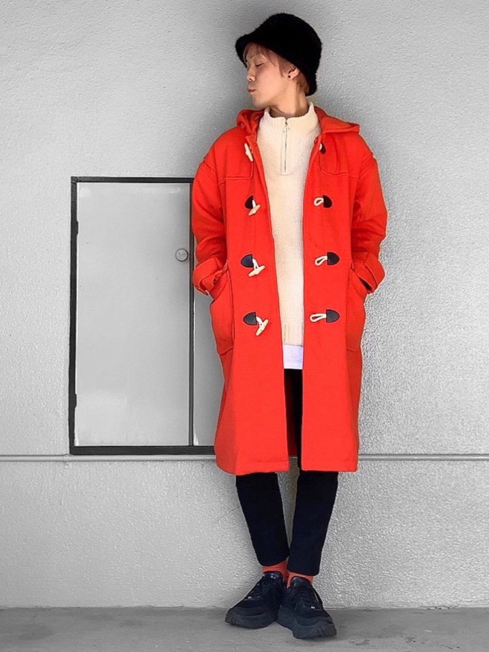 オレンジ系のその他アウター、ホワイト系のニット/セーター、ホワイト系のTシャツ/カットソーを着用したメンズの冬コーディネートの1枚目の写真