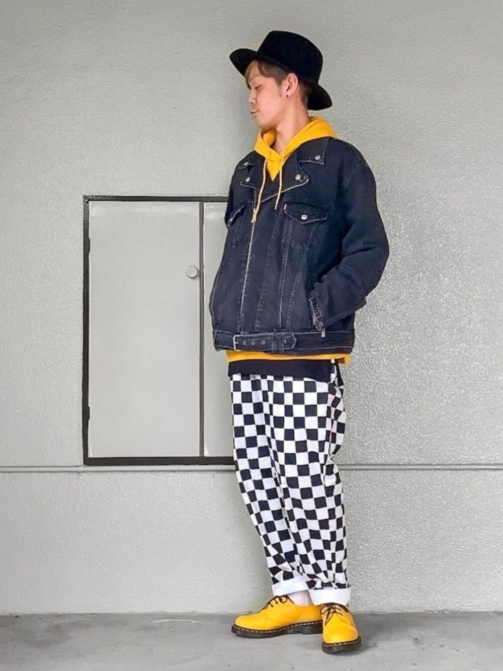 グレー系のデニムジャケット、イエロー系のパーカー、ブラック系のTシャツ/カットソーを着用したメンズの冬コーディネートの1枚目の写真