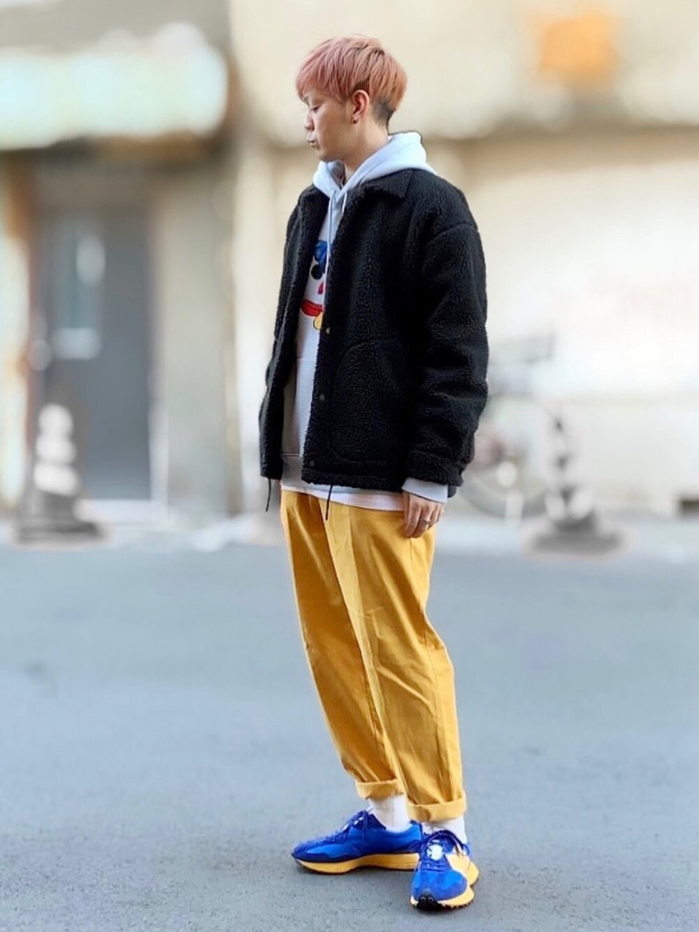 ブラック系のジャケット/アウター、ブルー系のパーカー、ホワイト系のTシャツ/カットソーを着用したメンズの冬コーディネートの1枚目の写真