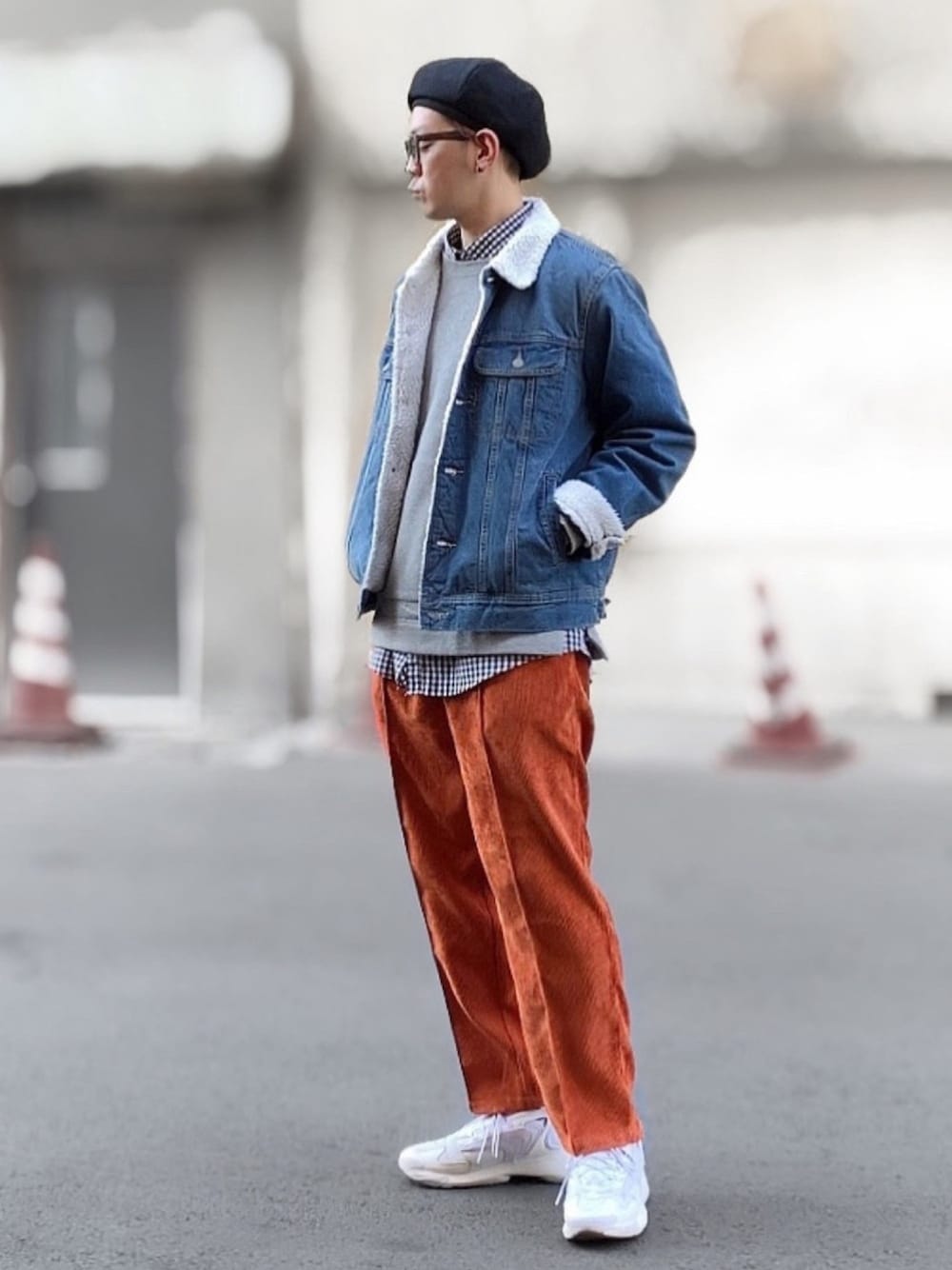 ブルー系のジャケット/アウター、グレー系のスウェット、その他のシャツ/ブラウスを着用したメンズの冬コーディネートの1枚目の写真