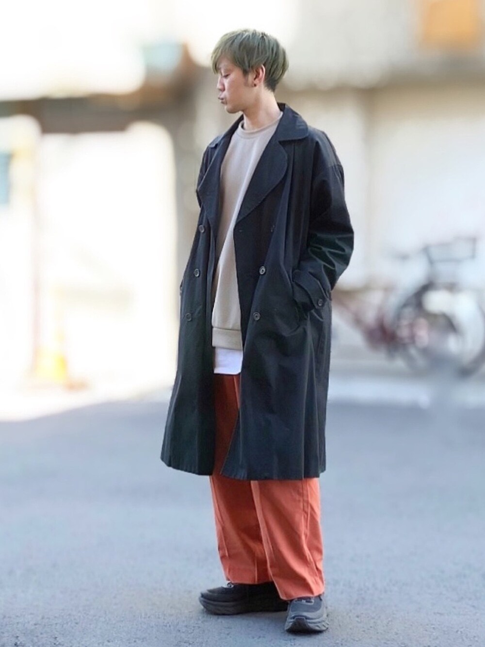 ブラック系のトレンチコート、ベージュ系のスウェット、ホワイト系のTシャツ/カットソーを着用したメンズの冬コーディネートの1枚目の写真