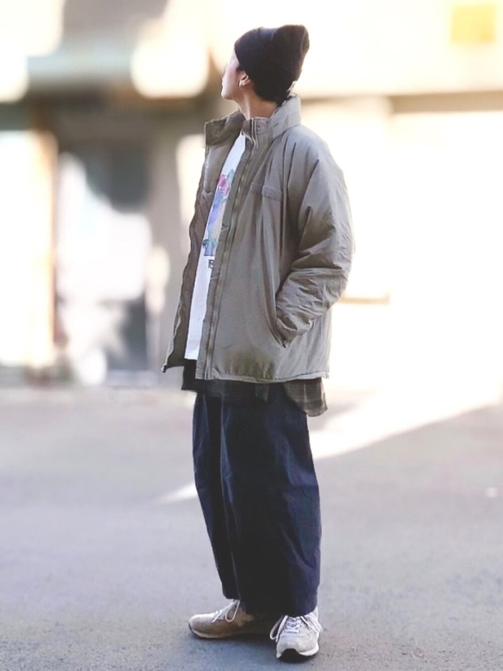 グリーン系のミリタリージャケット、ホワイト系のTシャツ/カットソー、ブラック系のシャツ/ブラウスを着用したメンズの春コーディネートの1枚目の写真