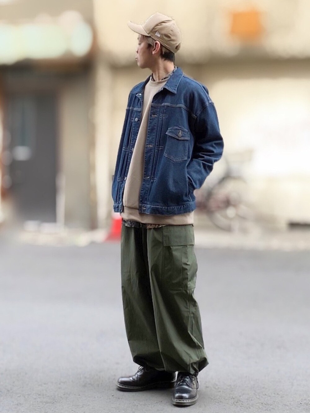 ブルー系のデニムジャケット、ベージュ系のスウェット、その他のシャツ/ブラウスを着用したメンズの春コーディネートの1枚目の写真