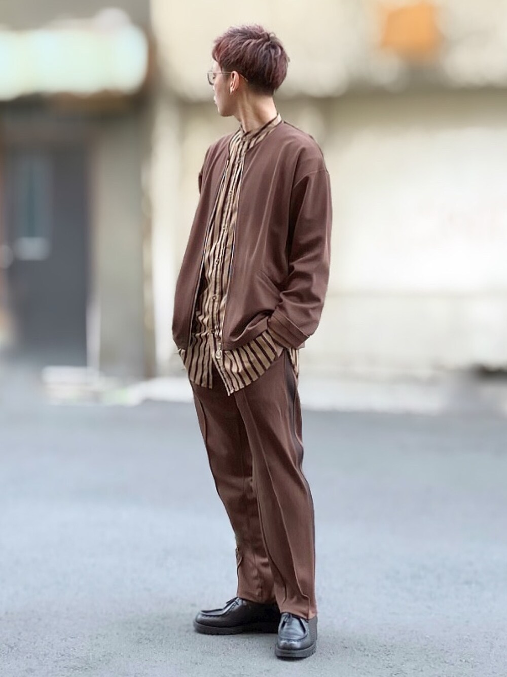 ブラウン系のノーカラーコート、ブラウン系のその他パンツ、ベージュ系のシャツ/ブラウスを着用したメンズの春コーディネートの1枚目の写真