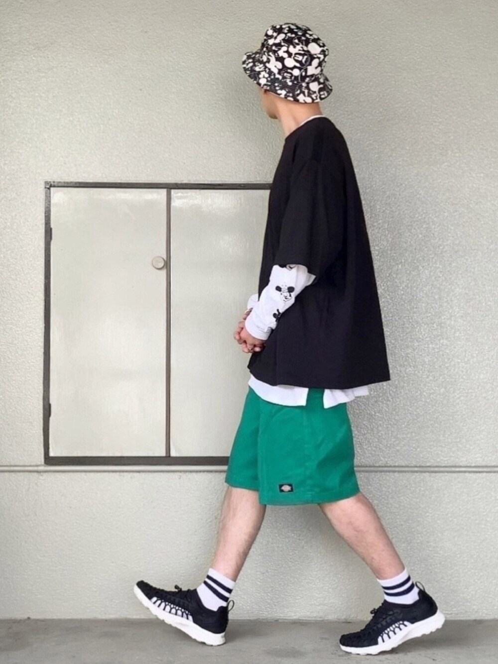 ブラック系のTシャツ/カットソー、ホワイト系のTシャツ/カットソー、グリーン系のチノパンツを着用したメンズの春コーディネートの1枚目の写真