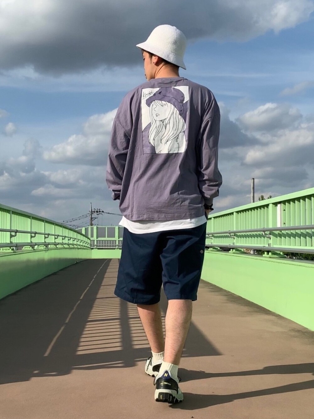 パープル系のTシャツ/カットソー、ホワイト系のTシャツ/カットソー、ブルー系のパンツを着用したメンズの春コーディネートの1枚目の写真