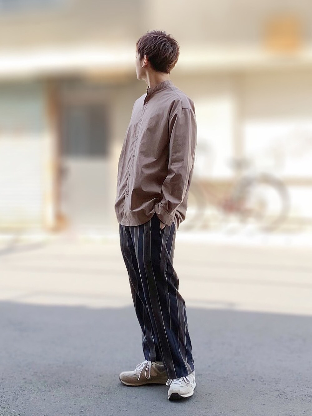 ベージュ系のシャツ/ブラウス、レッド系のその他パンツ、グレー系のスニーカーを着用したメンズの春コーディネートの1枚目の写真