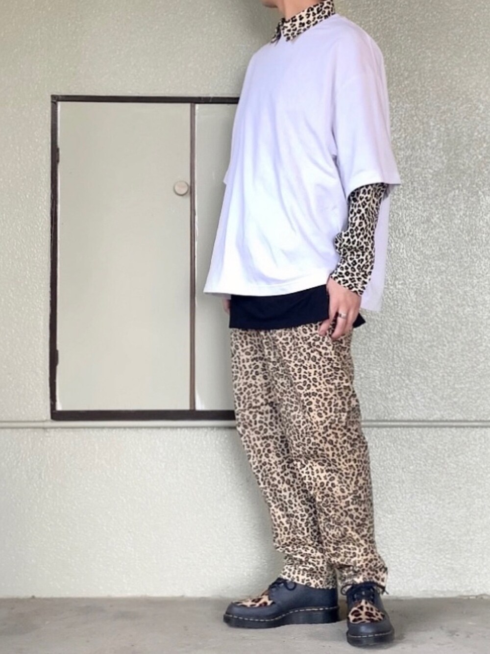 ホワイト系のTシャツ/カットソー、ホワイト系のシャツ/ブラウス、ブラック系のTシャツ/カットソーを着用したメンズの春コーディネートの1枚目の写真