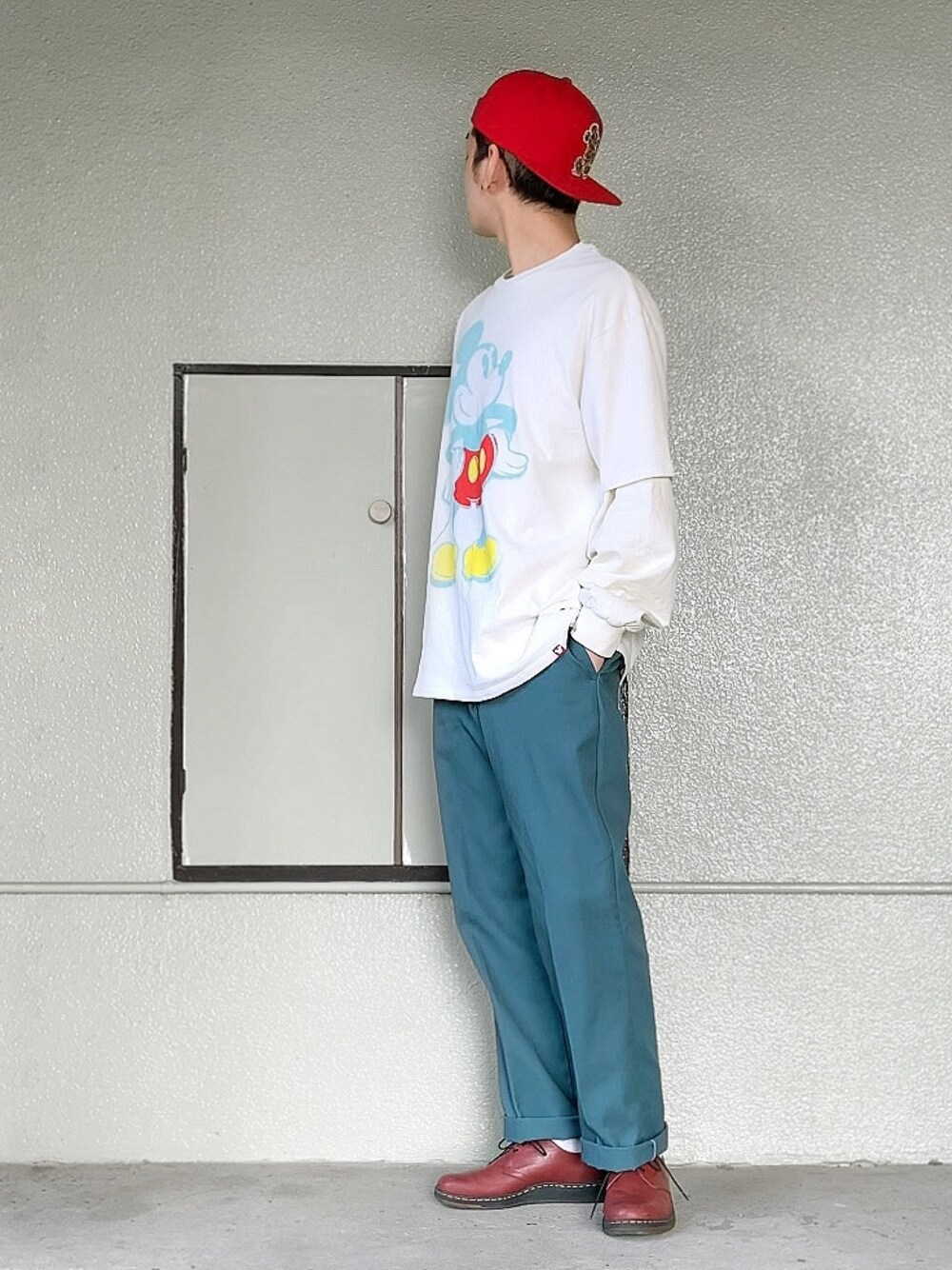 ホワイト系のTシャツ/カットソー、ホワイト系のTシャツ/カットソー、グリーン系のその他パンツを着用したメンズの春コーディネートの1枚目の写真