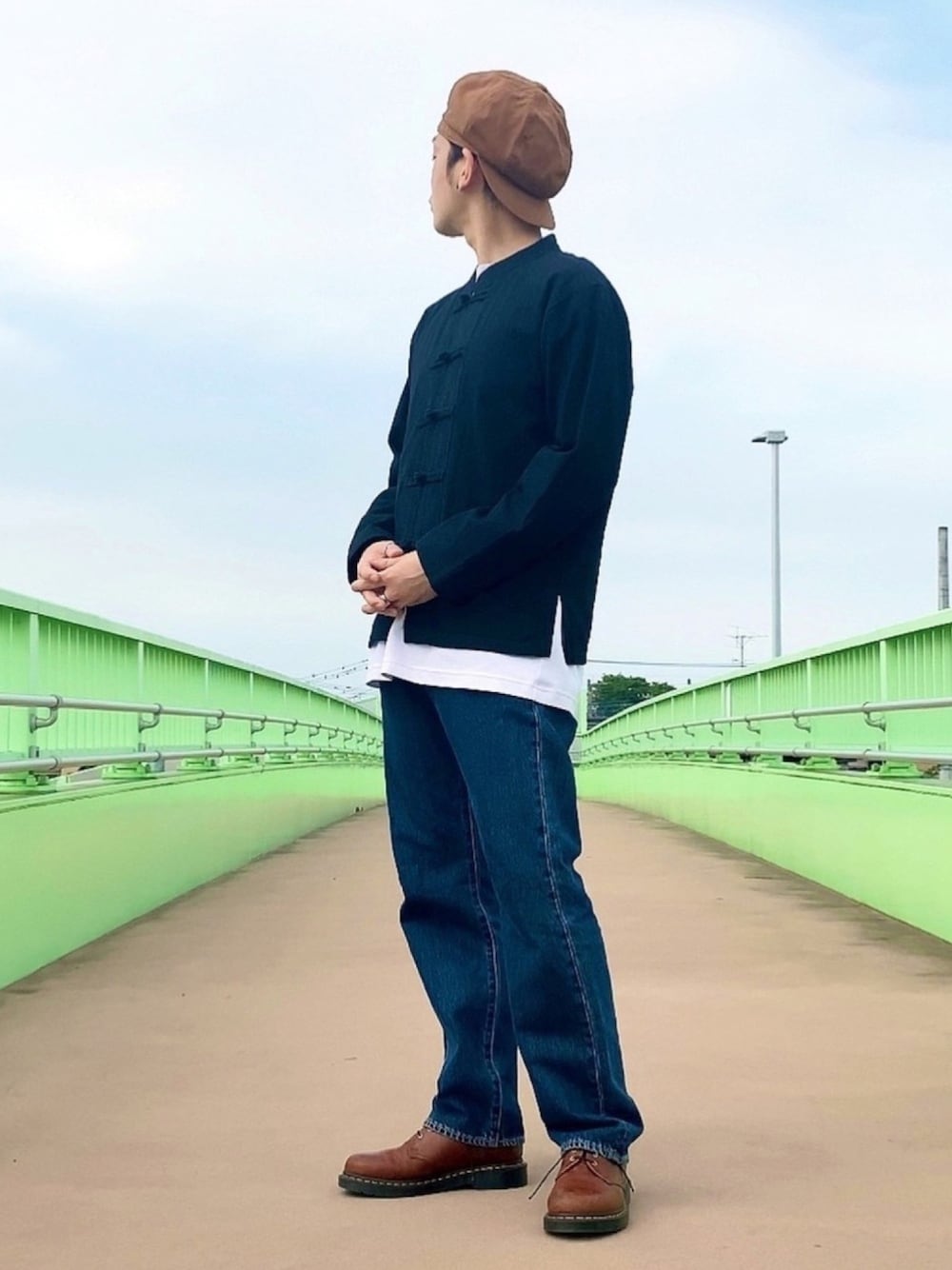 ブラック系のシャツ/ブラウス、ホワイト系のTシャツ/カットソー、ブルー系のデニムパンツを着用したメンズの春コーディネートの1枚目の写真