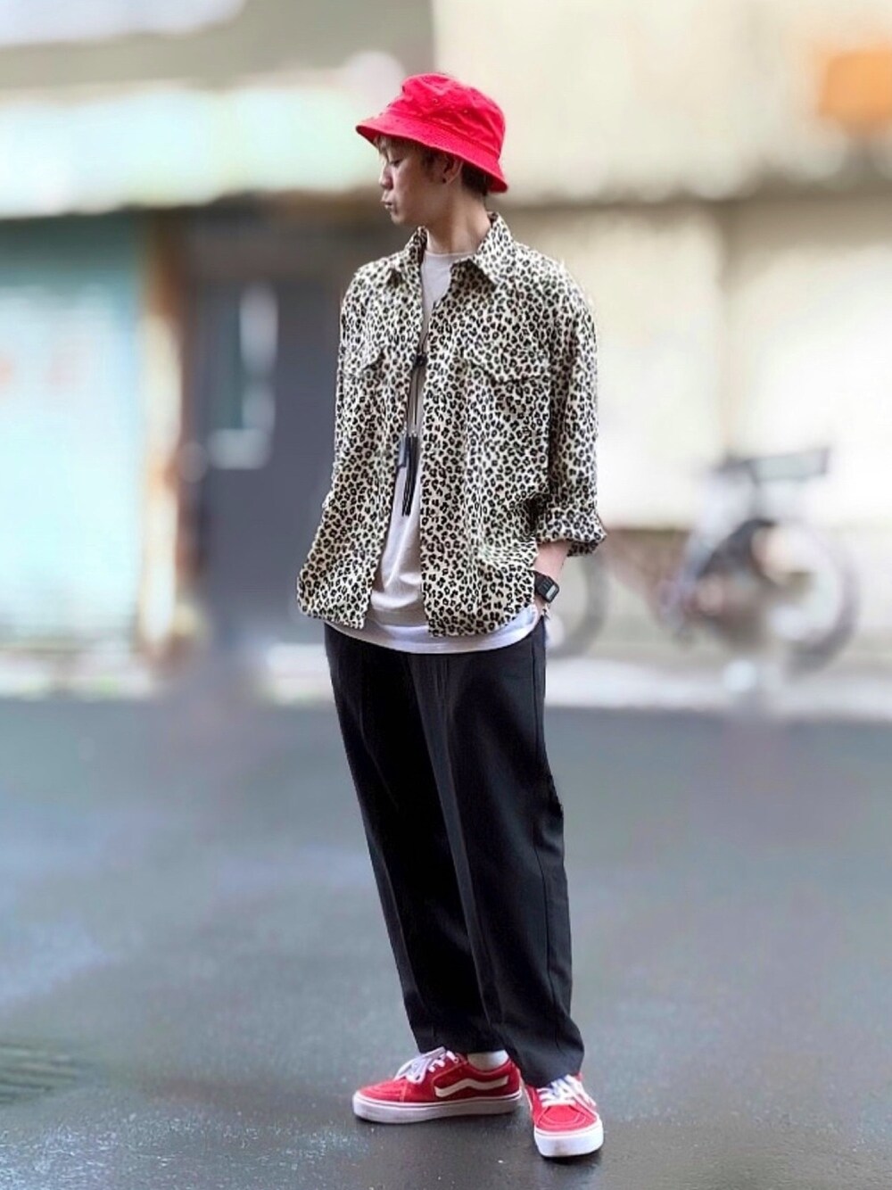 ホワイト系のシャツ/ブラウス、グレー系のTシャツ/カットソー、ホワイト系のTシャツ/カットソーを着用したメンズの春コーディネートの1枚目の写真