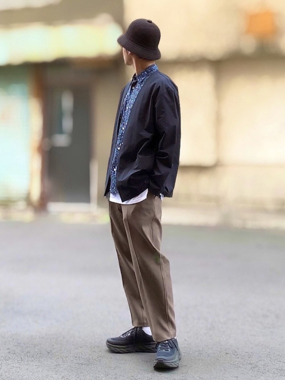 ブラック系のノーカラージャケット、グリーン系のシャツ/ブラウス、ホワイト系のTシャツ/カットソーを着用したメンズの春コーディネートの1枚目の写真