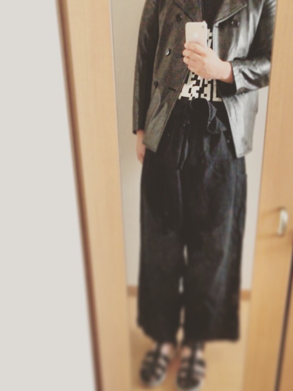 「黒コーデ、シンプル、秋、タックイン、キレイめ、自己満族、Y-3、COMME des GARCONS、サンダル、大学生」｜「tricot COMME des GARCONSのアイテム（ライダースジャケット、ブラック系）」を使った、たくてんさん（メンズ・177cm）の夏コーディネートの1枚目の写真