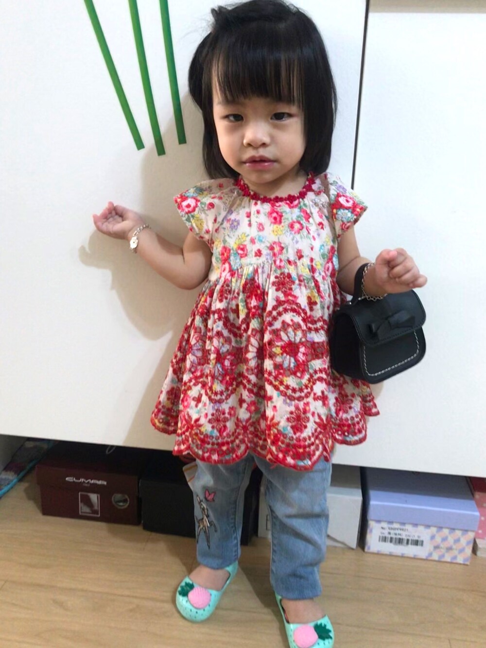 レッド系のその他トップス、ブルー系のデニムパンツ、グリーン系のベビーシューズ/ベビーソックスを着用したキッズの秋コーディネートの1枚目の写真