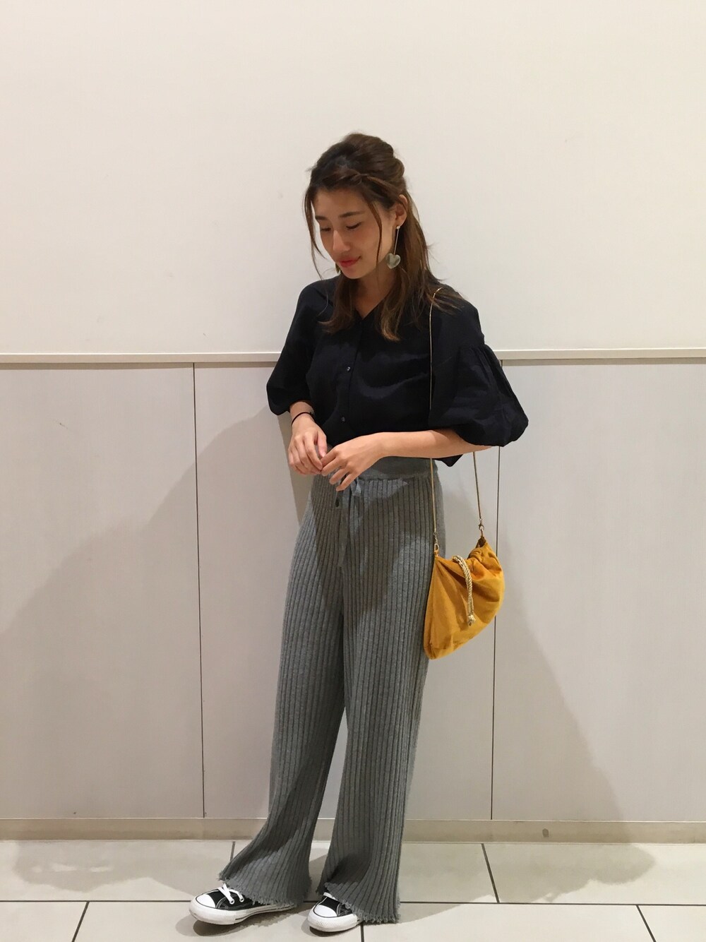 「Kastane、パンツスタイル、グレー、ヘアアクセ、休日スタイル」｜「JEANASISのソデバルンスキッパー/762014（シャツ/ブラウス、ブラック系）」を使った、yuuさん（レディース・164cm）の秋コーディネートの1枚目の写真