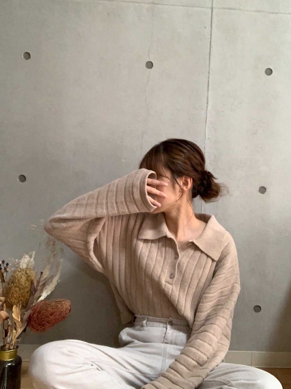 ベージュ系のニット/セーターを着用したレディースの冬コーディネートの1枚目の写真