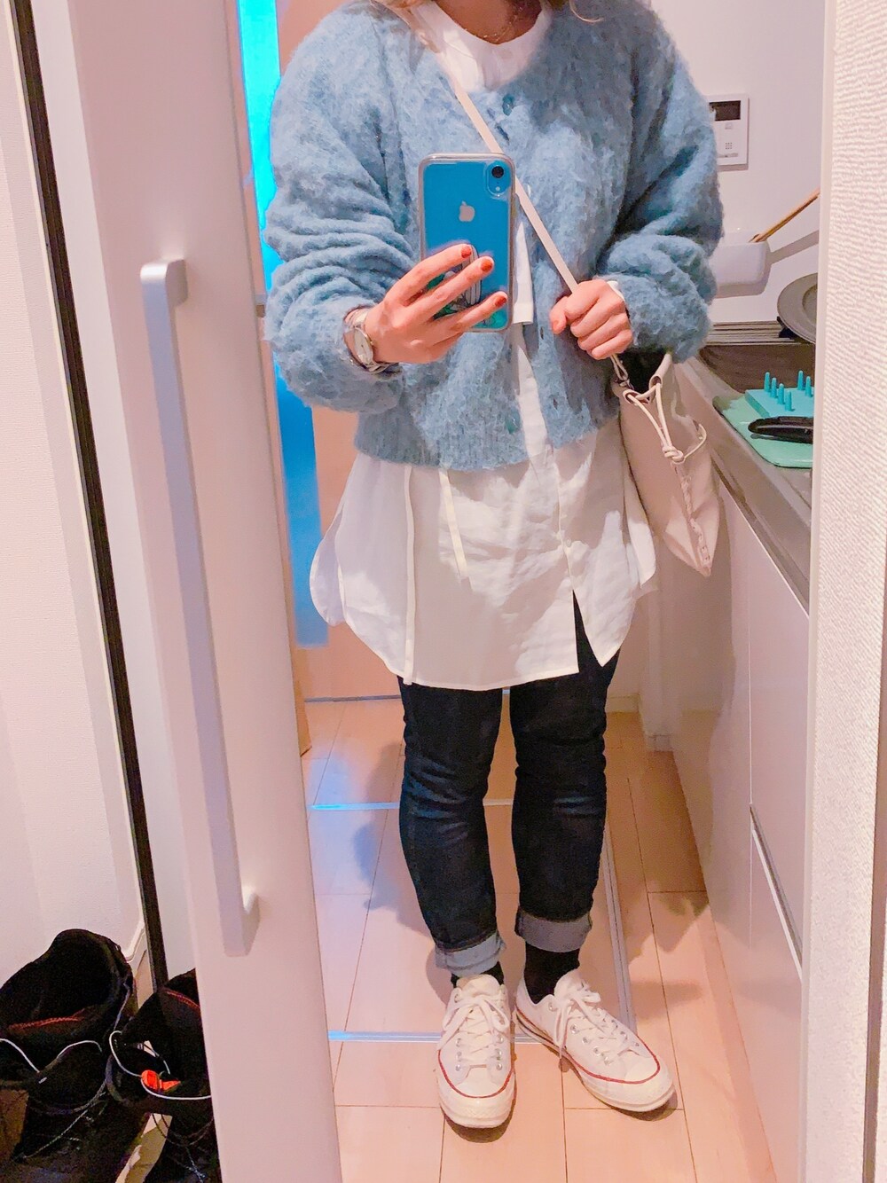 「mystic、converse、ct70、H&M、paulhewitt、今日のコーデ、春コーデ、水色、カーディガン」｜「Paul Hewittの△＜PAULHEWITT（ポールヒューイット）＞SAILOR メッシュ ホワイト 時計36mm（アナログ腕時計、シルバー系）」を使った、みっさーさん（レディース・157cm）の冬コーディネートの1枚目の写真