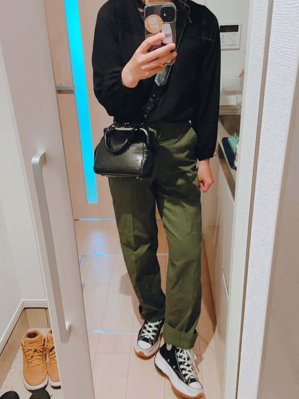 「ベイカーパンツ、ootd、スニーカーコーデ、コンバース、converse、ランスターハイク、runstarhike、who's who chico」｜「NAWのアイテム（パンツ、グリーン系）」を使った、みっさーさん（レディース・157cm）の春コーディネートの1枚目の写真
