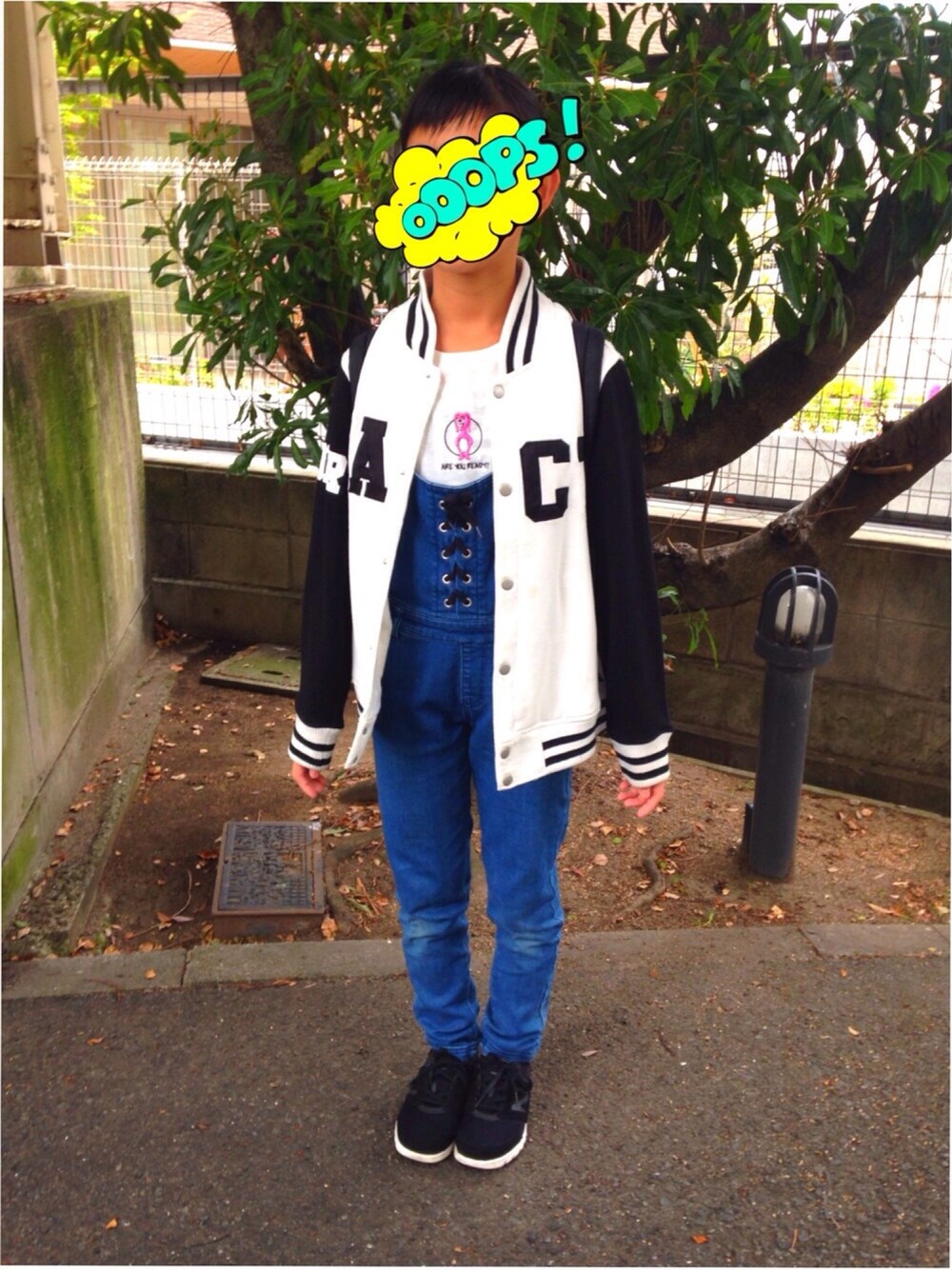 ホワイト系のジャケット/アウター、ホワイト系のTシャツ/カットソー、ブルー系のつなぎ/オールインワンを着用したキッズの春コーディネートの1枚目の写真