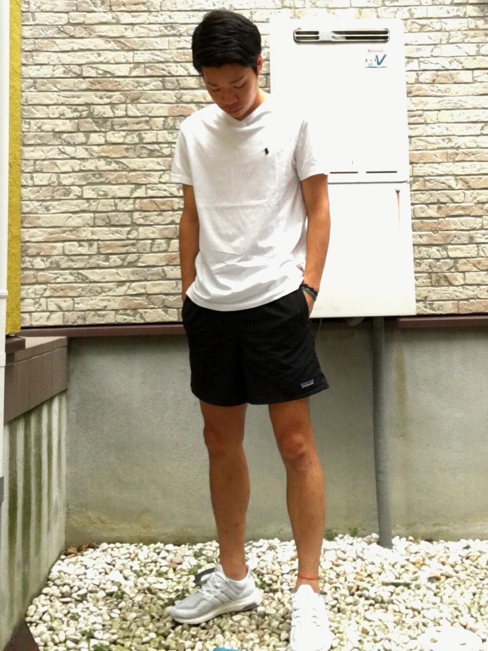 「ラフ、patagonia、ultra boost、白スニーカー、白Tシャツ、ootd、モノトーン」｜「POLO RALPH LAURENのPolo Ralph Lauren T-Shirt, Core Medium-Fit V-Neck T-Shirt（Tシャツ/カットソー、ホワイト系）」を使った、もてぃすけさん（メンズ・168cm）の夏コーディネートの1枚目の写真