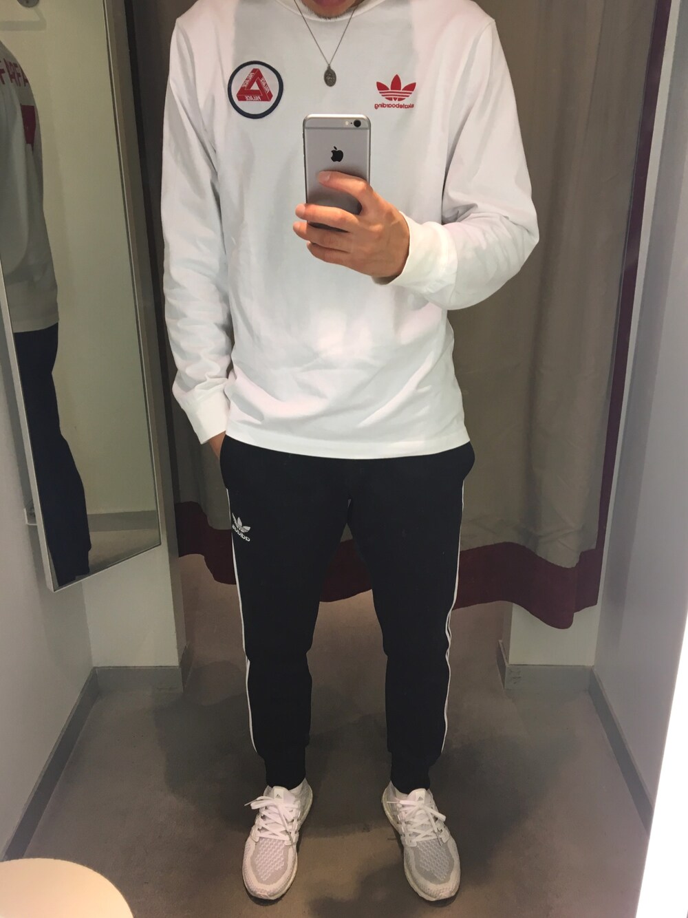 「シンプルコーデ、adidas originals、アディダス、ultra boost、スニーカー、ストリート、supreme、palaceskateboards、モノトーン、秋のコーデ」｜「adidas Originalsの【adidas】SST CUFFED TR（その他パンツ、ブラック系）」を使った、もてぃすけさん（メンズ・168cm）の秋コーディネートの1枚目の写真
