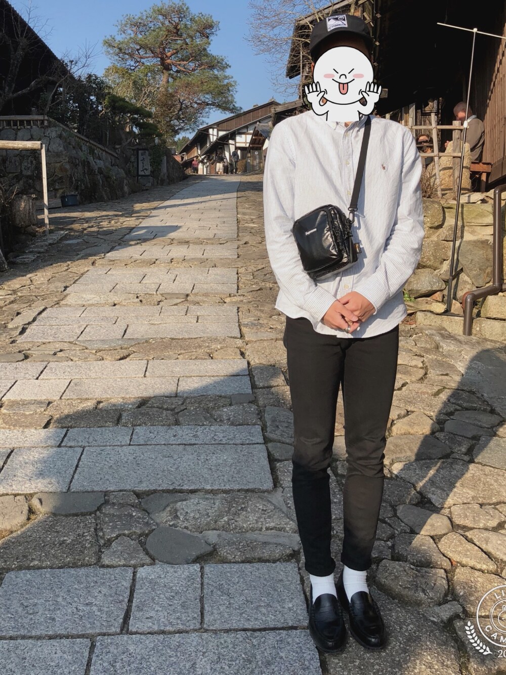 「supreme、ローファー、春コーデ、ストリートMIX、ストリートカジュアル、スキニー、ラフ、春、UNIQLO、キャップ」｜「HARUTAのHARUTA　ハルタ　本革ローファー3E　906（ローファー、ブラック系）」を使った、もてぃすけさん（メンズ・168cm）の春コーディネートの1枚目の写真