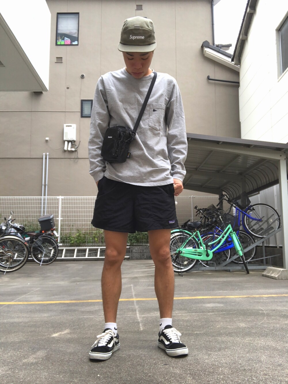 「スニーカー、supreme、Pilgrim SURF＋SUPPLY、ストリート、patagonia、シンプルコーデ、秋コーデ、ootd、スケータースタイル、ラフ」｜「patagoniaのPatagonia / Men's Baggies Shorts 5"（その他パンツ、ブラック系）」を使った、もてぃすけさん（メンズ・168cm）の秋コーディネートの1枚目の写真