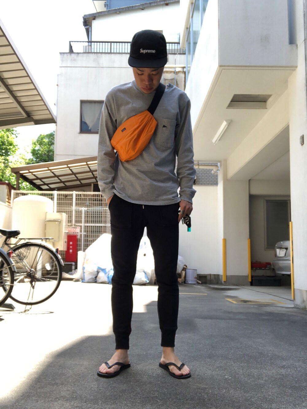「春、ビーサン、supreme、Pilgrim SURF＋SUPPLY、ラフ、patagonia、キャップ、ロンT、シンプル、春夏コーデ」｜「Supreme のアイテム（キャップ、ブラック系）」を使った、もてぃすけさん（メンズ・168cm）の春コーディネートの1枚目の写真