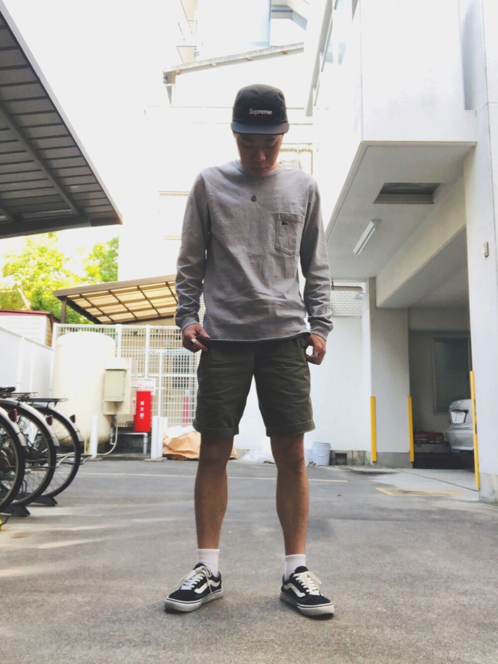 「シンプル、ラフ、supreme、Pilgrim SURF＋SUPPLY、UNIQLO、スニーカー、VANS OLDSKOOL、春、ロンT、キャップ」｜「Pilgrim Surf Supplyのアイテム（Tシャツ/カットソー、グレー系）」を使った、もてぃすけさん（メンズ・168cm）の春コーディネートの1枚目の写真
