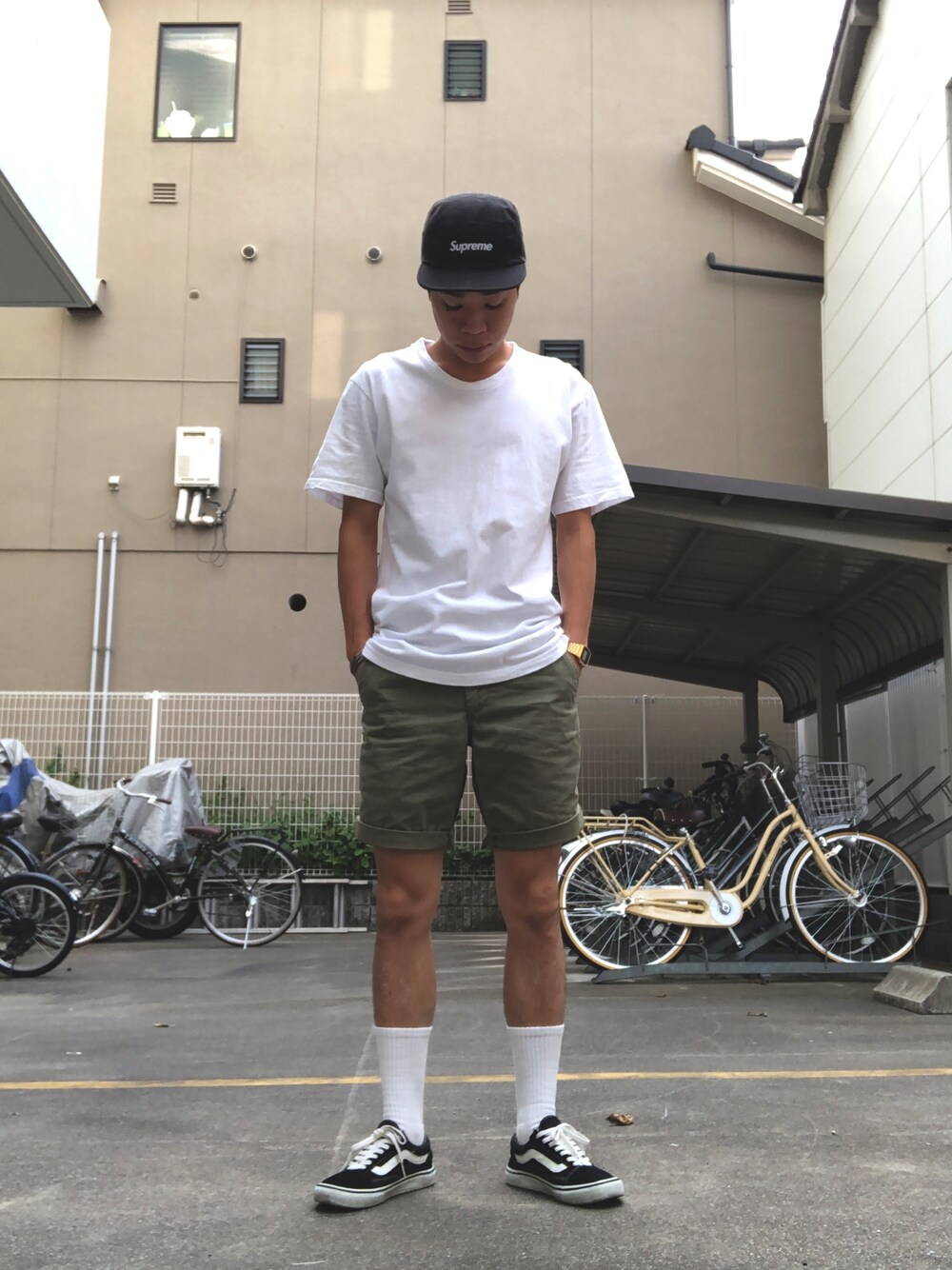 「シンプルコーデ、夏コーデ、VANS、supreme、キャップ、ハーフパンツ、ラフ、海、ストリートカジュアル、夏だ！Tシャツ着よう！」｜「VANSのVANS ヴァンズ OLD SKOOL DX オールドスクール DX V36CL+ BLACK（スニーカー、ブラック系）」を使った、もてぃすけさん（メンズ・168cm）の夏コーディネートの1枚目の写真