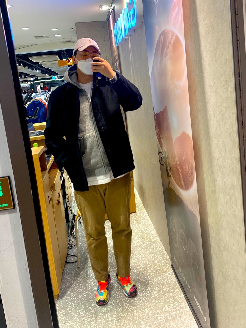 「POLO、Polo Ralph Lauren、UNIQLO、seoul、korea、NIKE、atmos」｜「UNIQLOのアイテム（ナイロンジャケット、ブラック系）」を使った、RawnessJinhoLeeさん（メンズ・183cm）の冬コーディネートの1枚目の写真