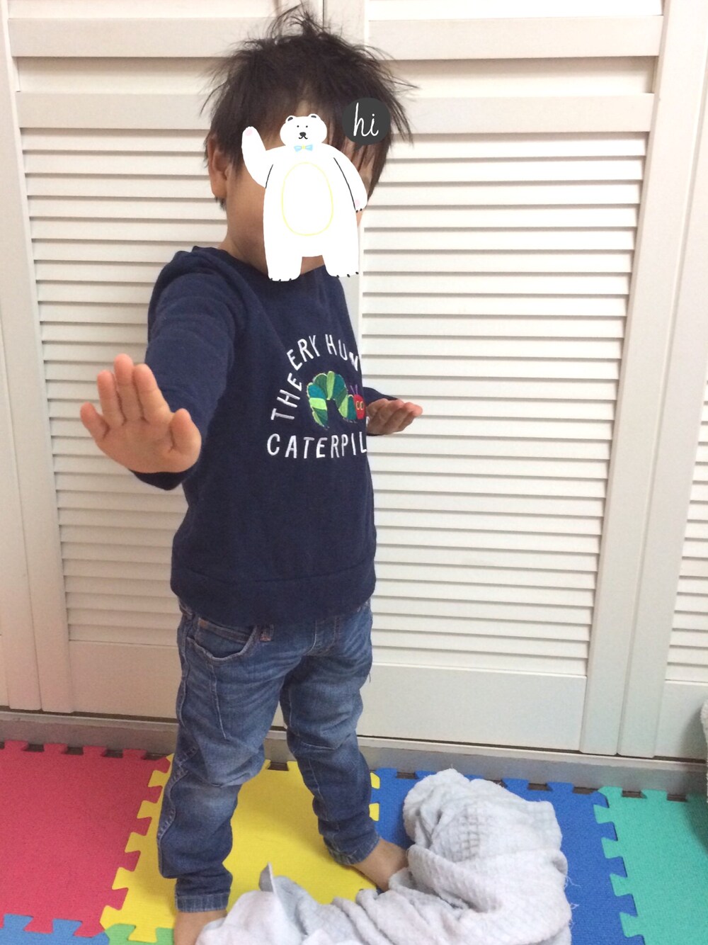 「男の子、キッズファッション、はらぺこあおむし、グラニフ、デニム、ウルトラマン」｜「Design Tshirts Store graniphのエリックカールキッズスウェット/はらぺこあおむしカレッジ（スウェット、ブルー系）」を使った、hacchanさん（キッズ・90cm）の冬コーディネートの1枚目の写真