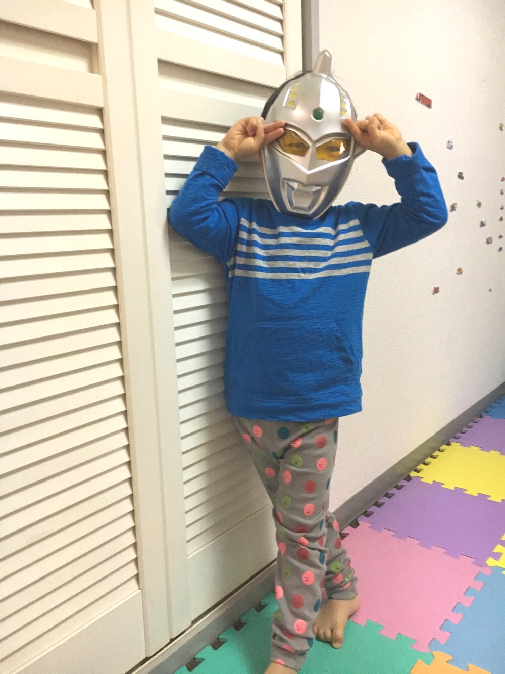 「キッズファッション、codycoby、babygap、ウルトラセブン」｜「babyGAPのアイテム（Tシャツ/カットソー、ブルー系）」を使った、hacchanさん（キッズ・90cm）の冬コーディネートの1枚目の写真
