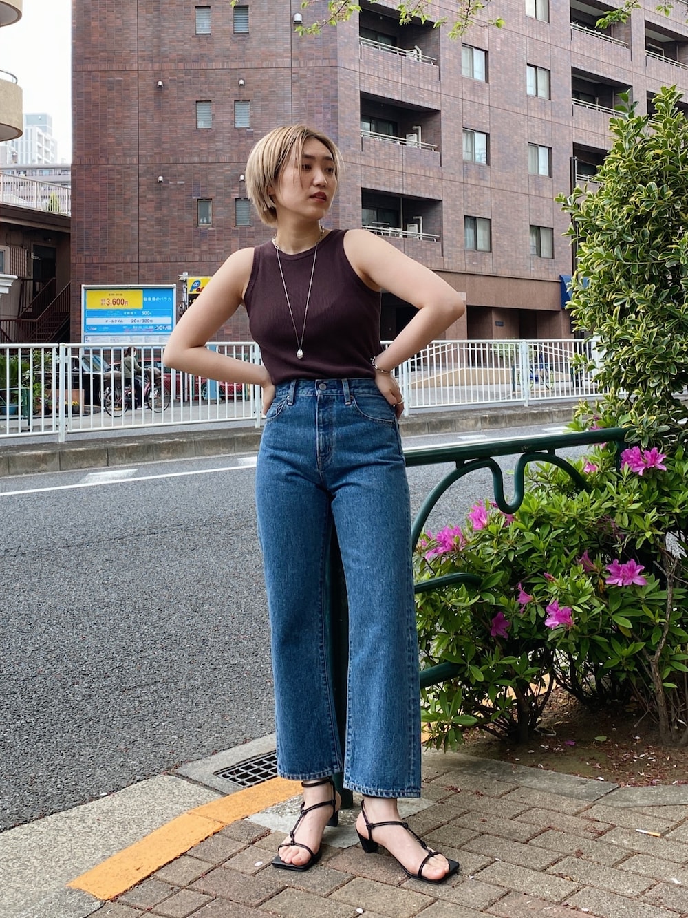「春夏コーデ、大人カジュアル、オトナ女子、デニム、デニムパンツ、ストレートデニム、タンクトップ、Ungrid、リラックススタイル」｜「UngridのDODOJEANコラボ ストレートデニム（デニムパンツ、ブルー系）」を使った、HONAMI.mさん（レディース・158cm）の春コーディネートの1枚目の写真