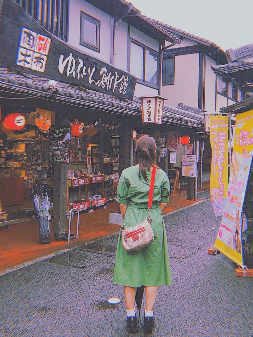 「湯布院、旅行、デート、清楚系、かわいい、ワンカラー、インスタ映え、シンプル、休日スタイル、ワンピース」｜「COACHのアイテム（バッグ、ベージュ系）」を使った、ななみさん（レディース・156cm）の秋コーディネートの1枚目の写真