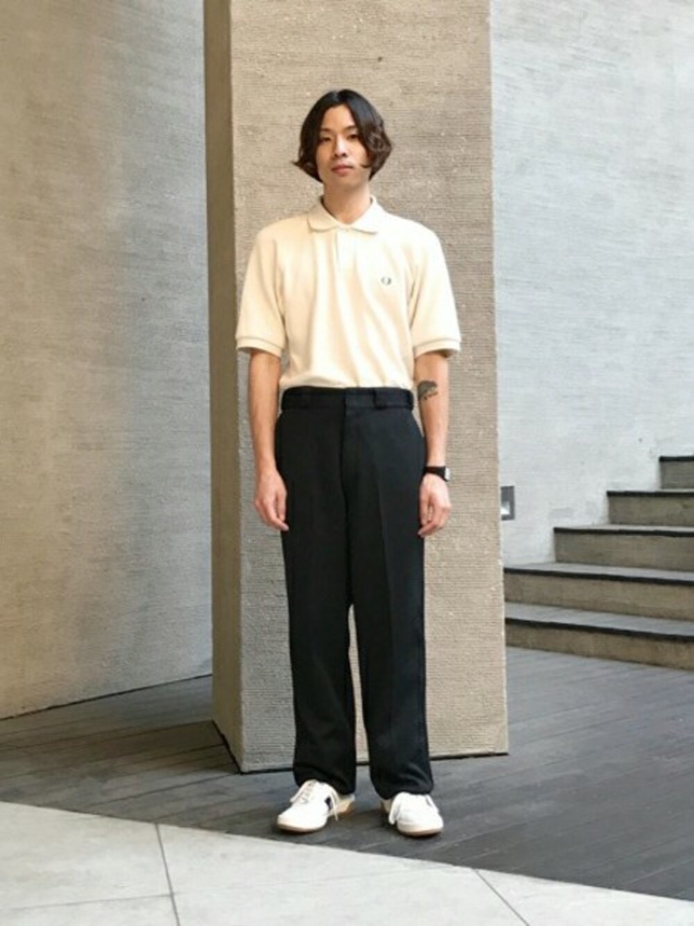 ブラック系のその他パンツ、ベージュ系のポロシャツを着用したメンズの夏コーディネートの1枚目の写真