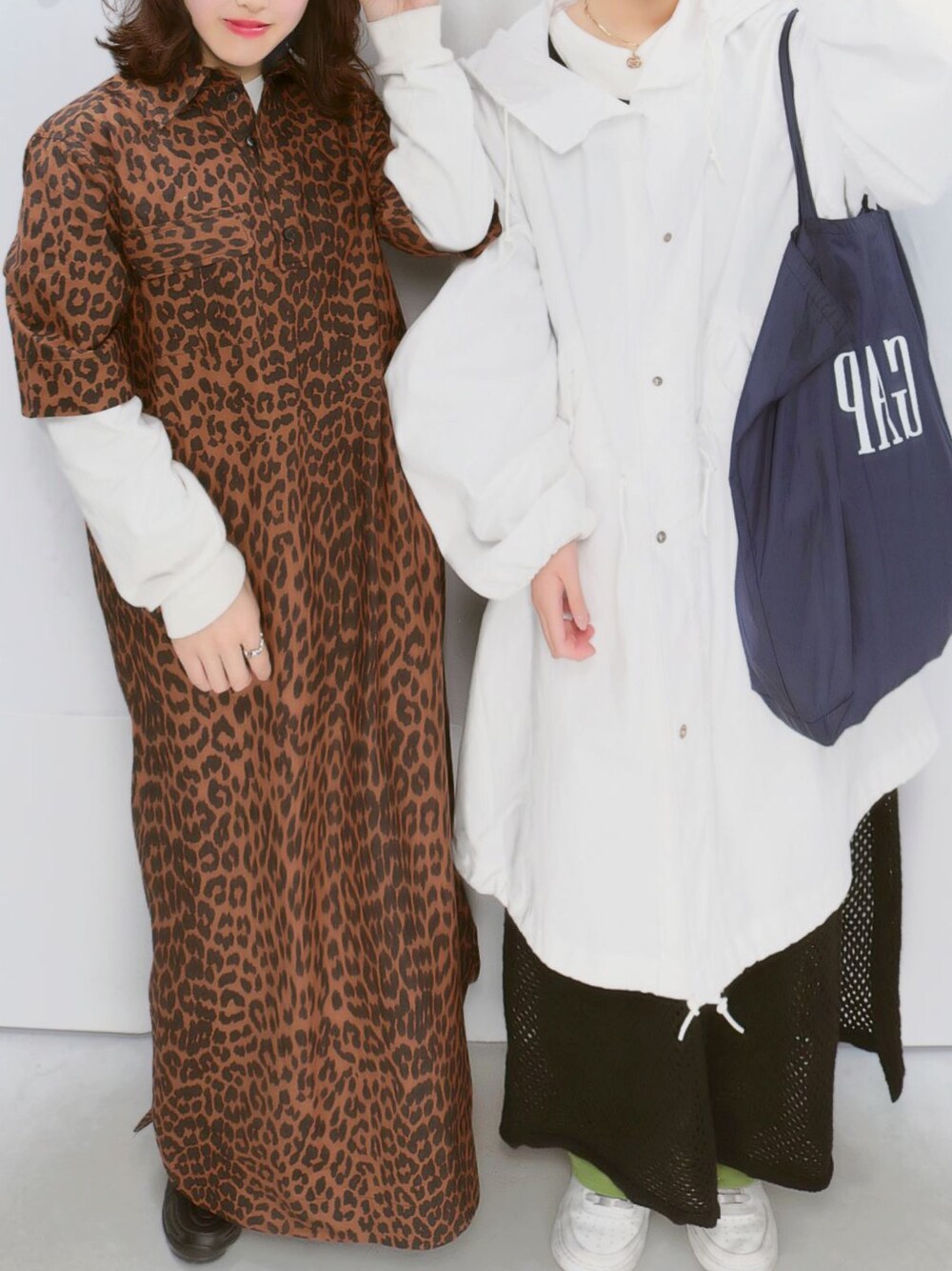 「GAP、エコバック、おしゃれさんと繋がりたい、休日コーデ、レイヤードスタイル、友達、レオパード柄、ワンピース」｜「GAPのGapロゴ エコバッグ（エコバッグ/サブバッグ、ブルー系）」を使った、優さん（レディース・160cm）の春コーディネートの1枚目の写真