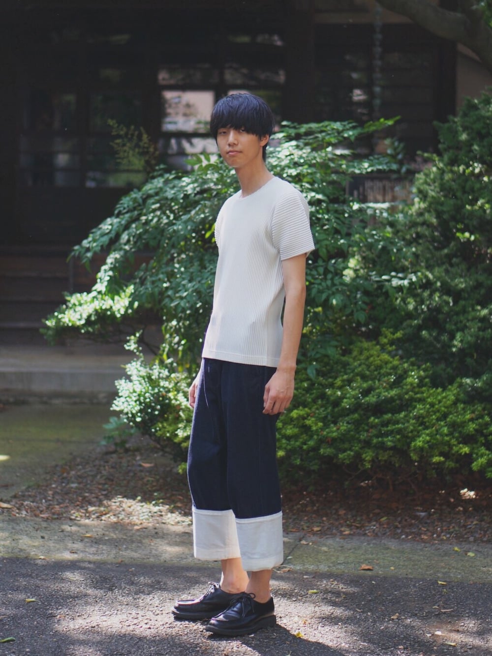 「夏、シンプル、休日スタイル、白Tシャツ、デニム、カジュアル、プリーツ、ootd、フォローミー、ロールアップ」｜「ISSEY MIYAKEのアイテム（Tシャツ/カットソー、ホワイト系）」を使った、さじゅんさん（メンズ・180cm）の夏コーディネートの1枚目の写真