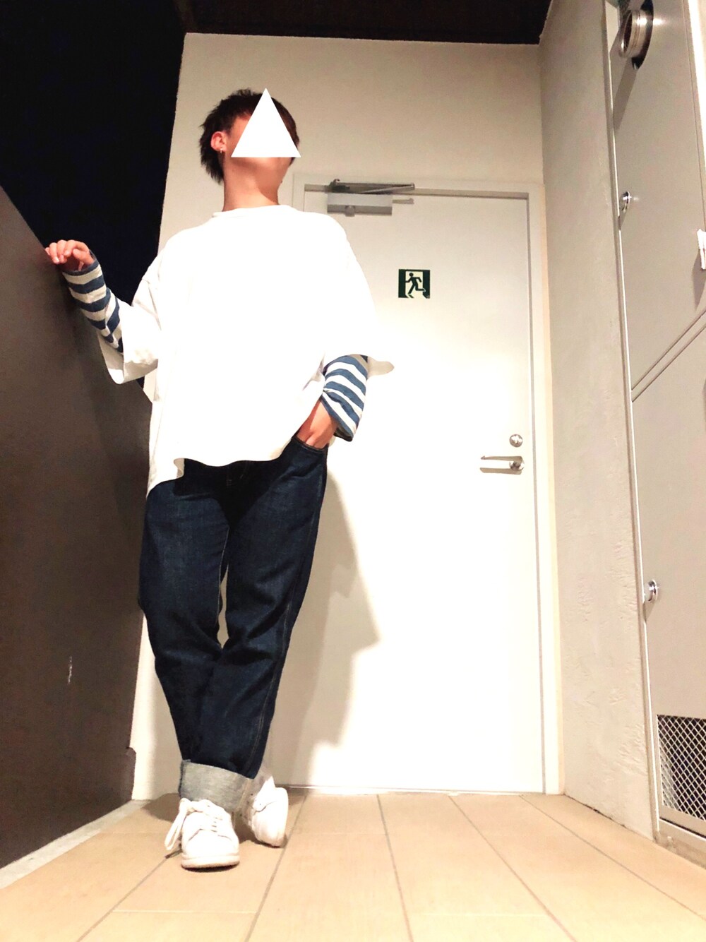 ホワイト系のTシャツ/カットソー、ホワイト系のTシャツ/カットソー、ブルー系のデニムパンツを着用したメンズの春コーディネートの1枚目の写真