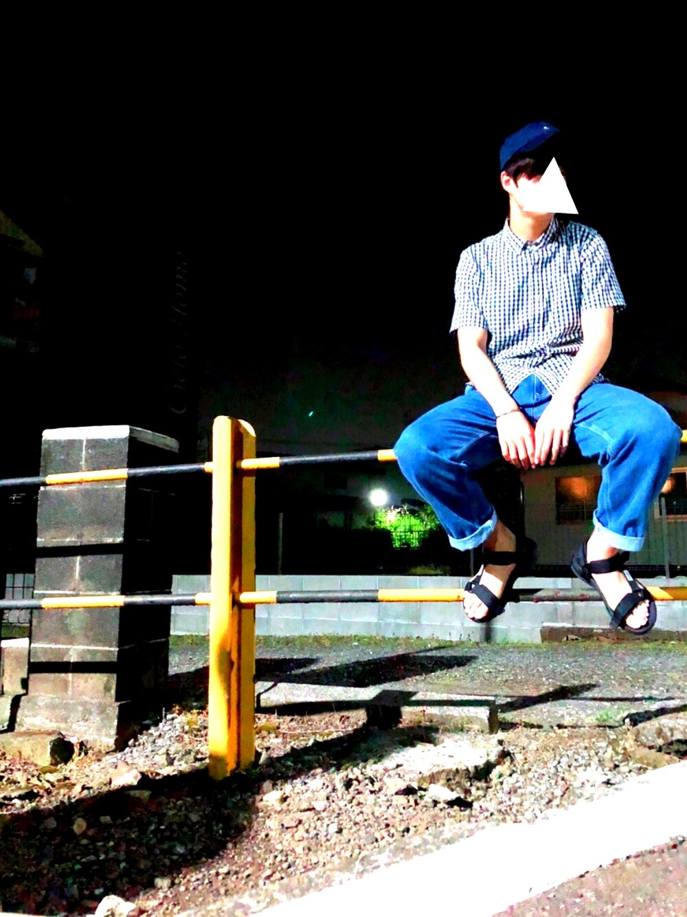 ホワイト系のシャツ/ブラウス、ブルー系のデニムパンツ、ブラック系のサンダルを着用したメンズの春コーディネートの1枚目の写真