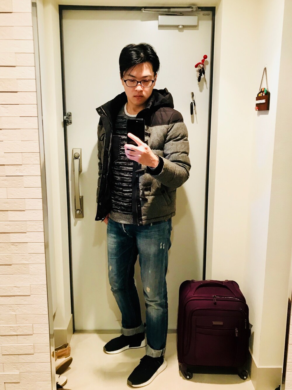 ブラック系のスニーカーを着用したメンズの冬コーディネートの1枚目の写真