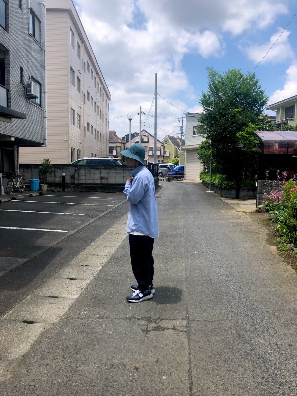「着たいものを着る、今日のコーデ、アウトドア、ネイビー、散歩、バケットハット」｜「L.L.Beanのアイテム（シャツ/ブラウス、ブルー系）」を使った、佐原さん（メンズ・170cm）の春コーディネートの1枚目の写真