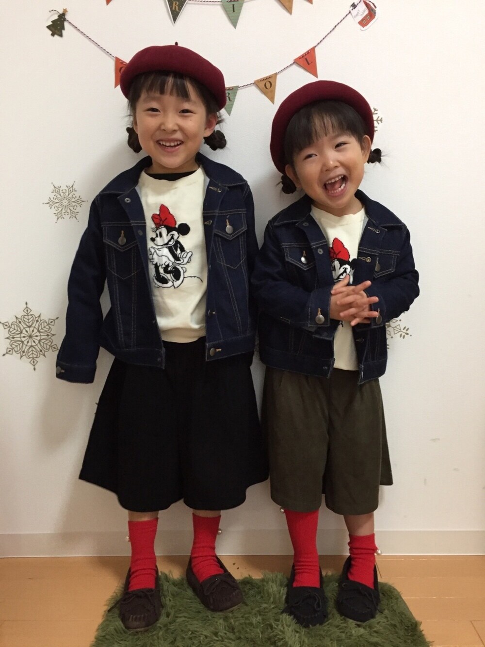 ホワイト系のニット/セーター、ブラック系のその他パンツ、ブルー系のデニムジャケットを着用したキッズの冬コーディネートの1枚目の写真