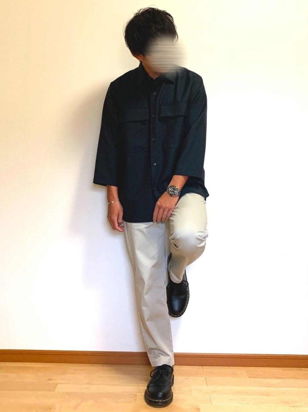 ブラック系のシャツ/ブラウス、ベージュ系のパンツ、ブラック系のドレスシューズを着用したメンズの秋コーディネートの1枚目の写真