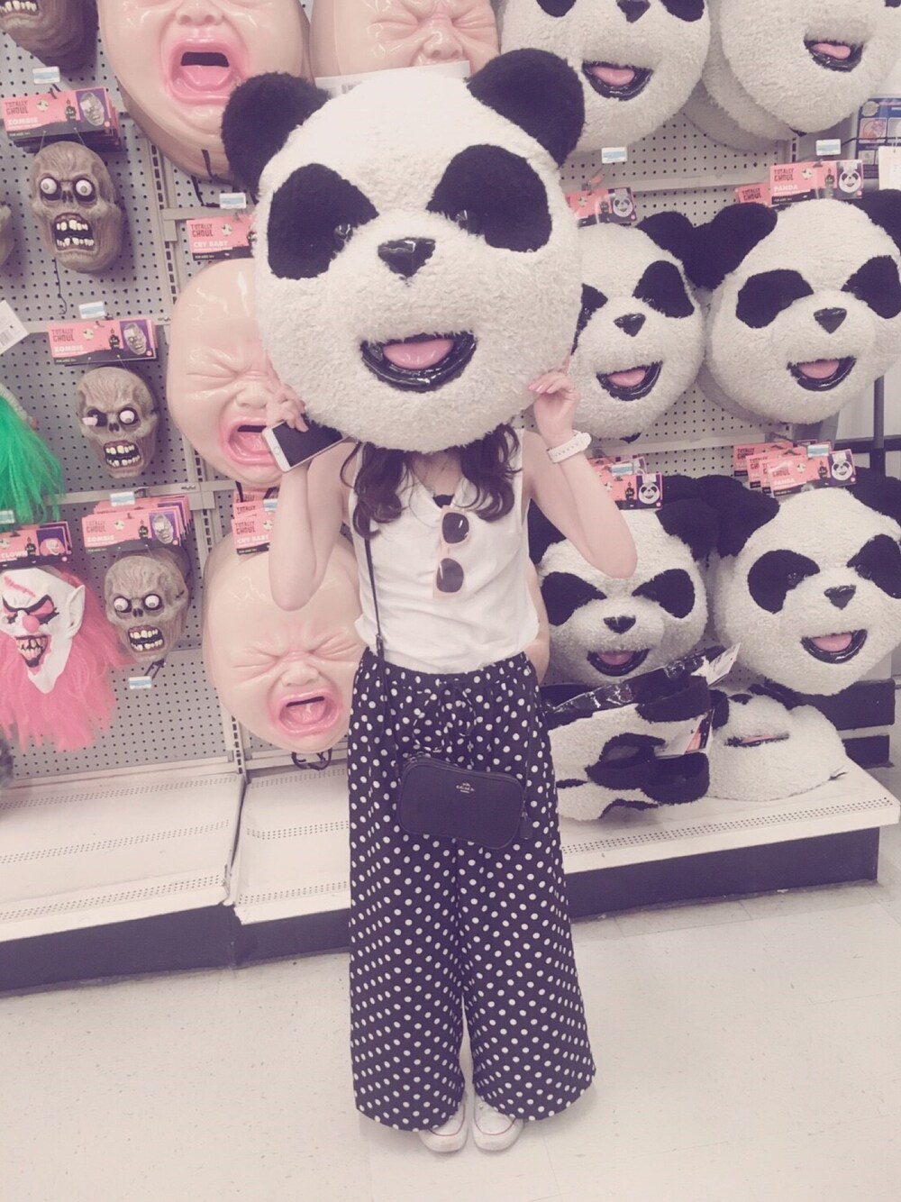 「colony 2139、converse、コンバース、Baby-G、Guam、COACH、AZUL by moussy、腕時計、Kmart、大人コーデ」｜「AZUL by moussyのアイテム（タンクトップ、ホワイト系）」を使った、Mano.さん（レディース・146cm）の秋コーディネートの1枚目の写真