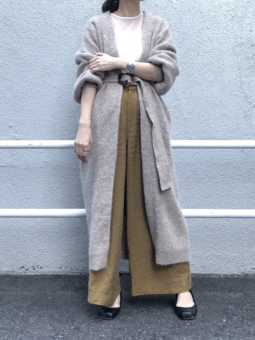 「ETRÉ TOKYO、coordinate、ootd、秋冬コーデ、オトナカジュアル、カジュアルコーデ、ガウン、パンツスタイル、ベージュコーデ」｜「ETRE TOKYOのニットガウンコート（その他アウター、ホワイト系）」を使った、mikiさん（レディース・167cm）の秋コーディネートの1枚目の写真
