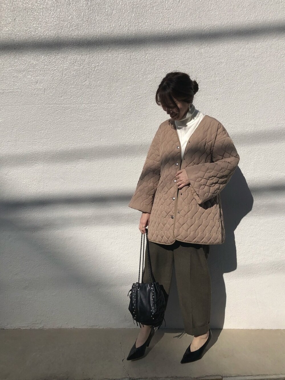 「ETRÉ TOKYO、etretokyo、coordinate、大人カジュアル、おしゃれさんと繋がりたい、きれいめカジュアル、冬コーデ、キルティング、キルティングコート、タックパンツ」｜「ETRE TOKYOのキルティングコート（その他アウター、ベージュ系）」を使った、mikiさん（レディース・167cm）の冬コーディネートの1枚目の写真