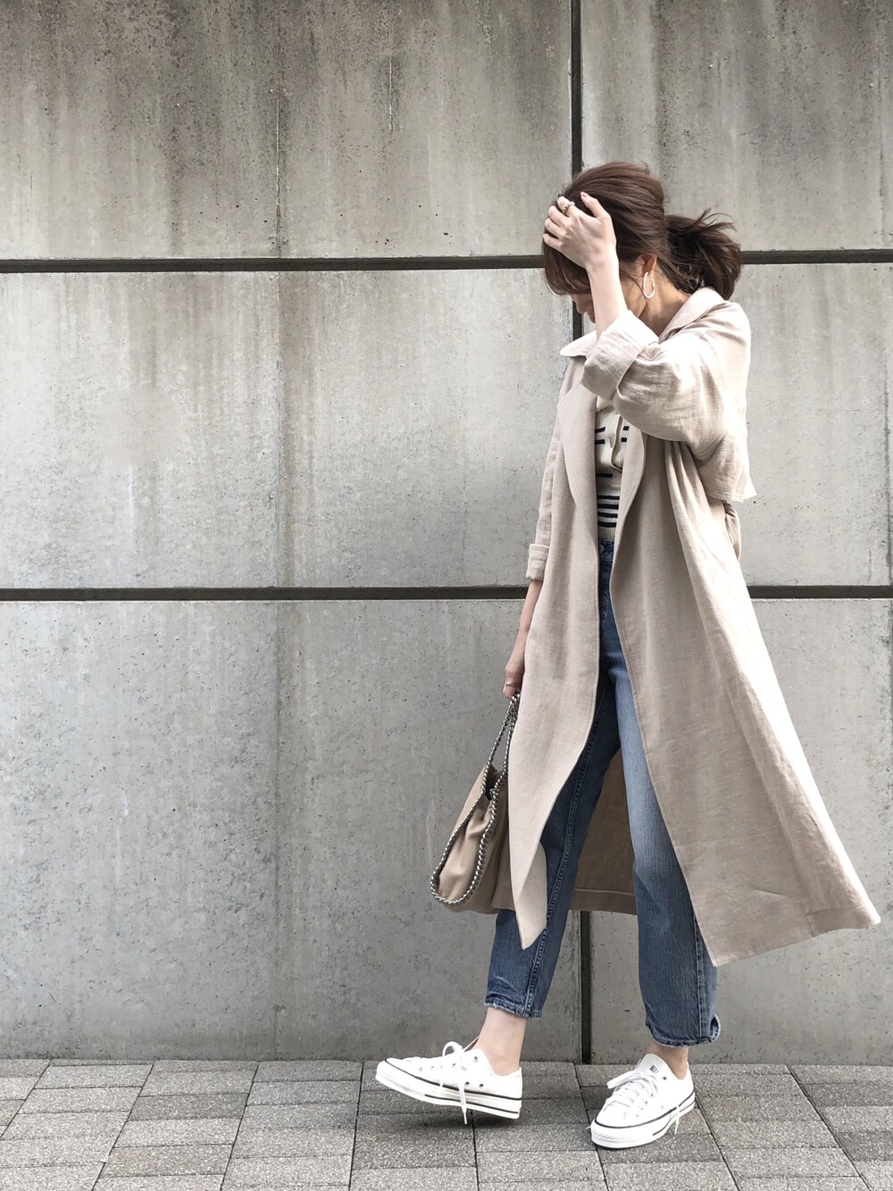 「ETRÉ TOKYO、coordinate、converse、春コーデ、スニーカーコーデ、オトナカジュアル、トレンチコート、デニム、おしゃれさんと繋がりたい、平成最後のWEARISTAセンバツ」｜「ETRE TOKYOのアイテム（ジャケット/アウター、ベージュ系）」を使った、mikiさん（レディース・167cm）の春コーディネートの1枚目の写真